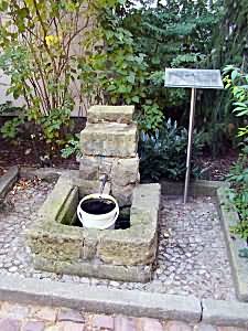 Röhrwasserbrunnen im Altstadthof